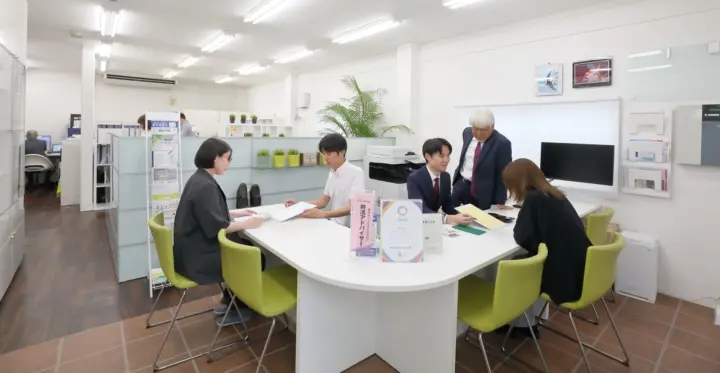 事務所内で相談をお受けしている様子