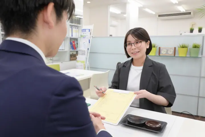 事務所内で相談をお受けしている様子