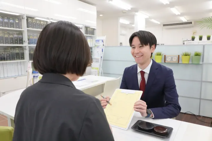 事務所内で相談をお受けしている様子