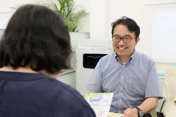 事務所内で相談をお受けしている様子