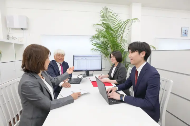 会議中のスタッフ
